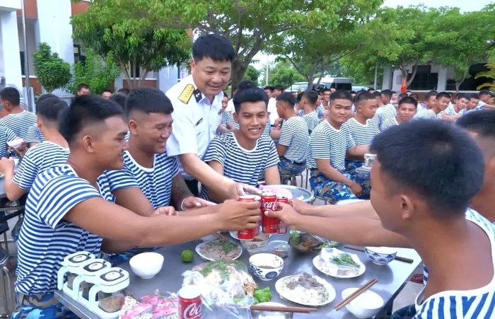 Cùng bộ đội dùng bữa cơm mừng Tết Độc lập.