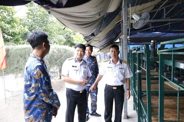 Đại tá Bùi Xuân Bình khảo sát vị trí sinh hoạt dã ngoại của bộ đội.