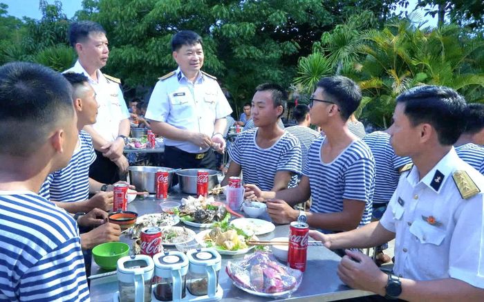 Chính ủy Vùng 4 Hải quân thăm hỏi, động viên bộ đội.