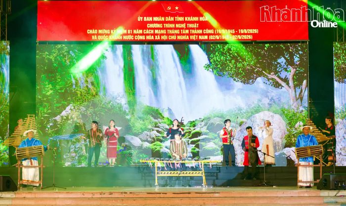 Tiết mục hòa tấu dàn nhạc dân tộc “Xứ Trầm rực sáng tương lai” mang đến những âm hưởng đặc trưng của quê hương Khánh Hòa.