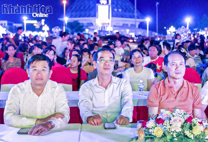 Các đại biểu tham dự chương trình nghệ thuật.