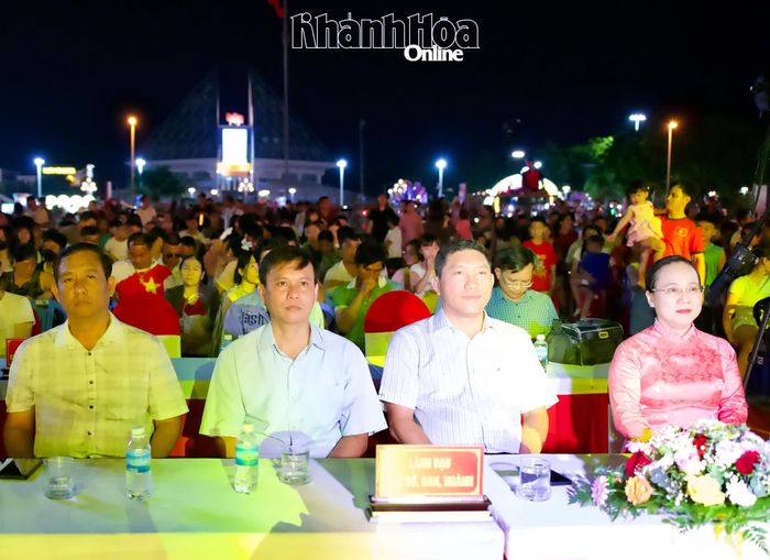 Các đại biểu tham dự chương trình nghệ thuật.
