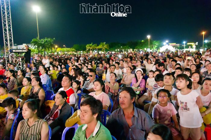Đông đảo người dân và du khách theo dõi, thưởng thức chương trình.