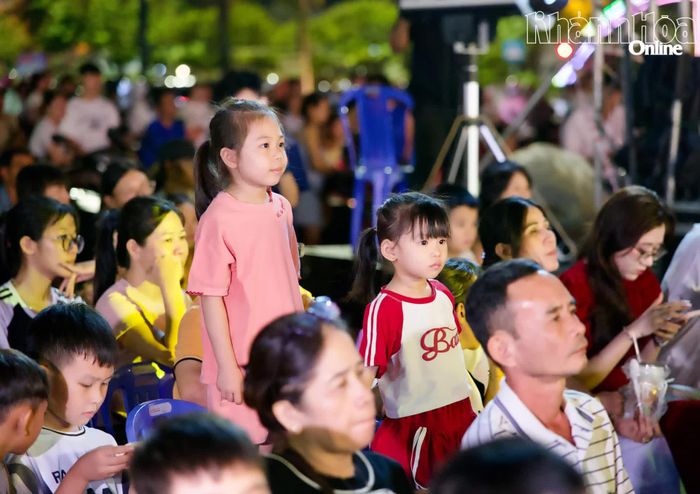 Các em nhỏ chăm chú theo dõi chương trình.