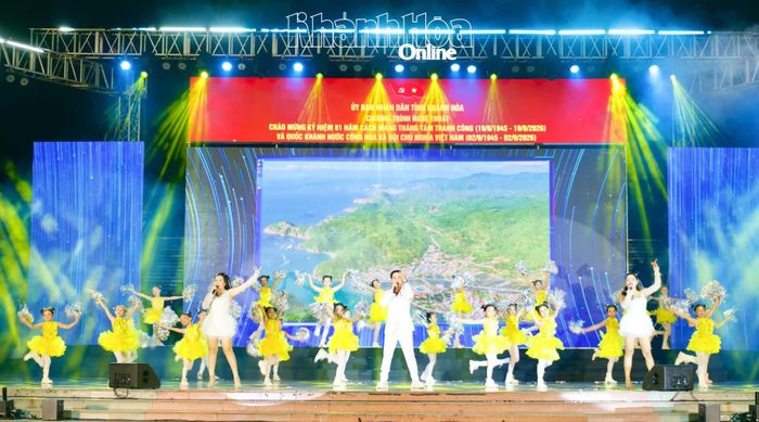 Tiết mục được dàn dựng trẻ trung, sôi động, tạo không khí tươi mới cho đêm nghệ thuật.