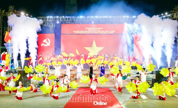 Tiết mục “Bài ca Hồ Chí Minh” được dàn dựng trang trọng, giàu cảm xúc.
