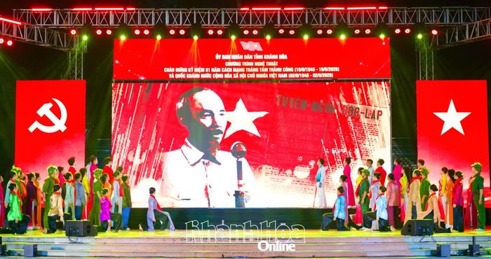 Hoạt cảnh tái hiện thời khắc Nhân dân xúc động lắng nghe Chủ tịch Hồ Chí Minh đọc Tuyên ngôn Độc lập.