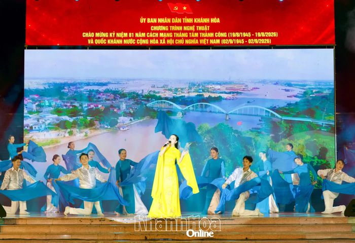  Tiết mục đơn ca gây ấn tượng với giọng hát nội lực, giàu cảm xúc. 