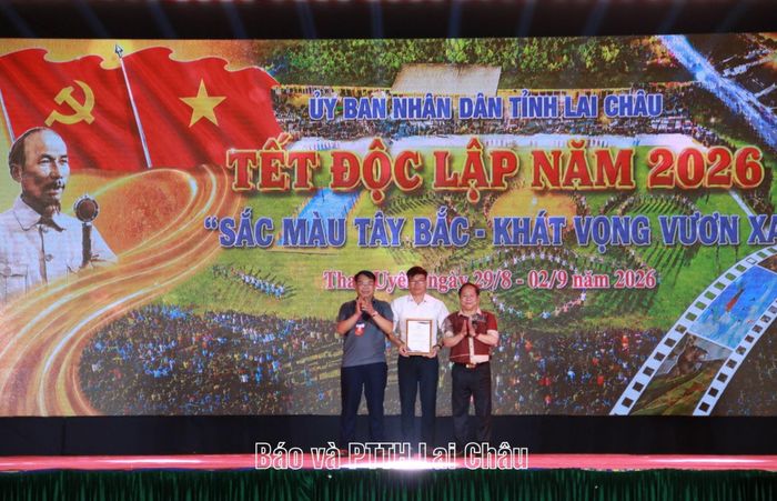Đồng chí Tống Thanh Hải - Phó Chủ tịch Thường trực UBND tỉnh trao giải nhất cho sản phẩm bình và cốc giữ nhiệt “Than Uyên rạng rỡ sắc vàng miền di sản” của Trường THCS Mường Than.
