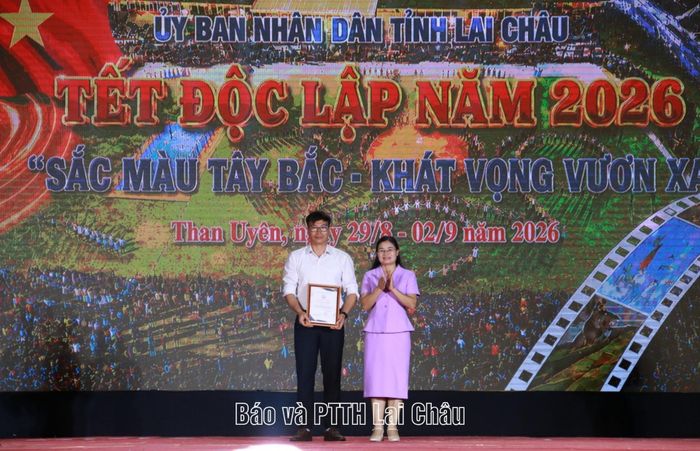 Ban Tổ chức trao giải nhất - hạng mục 1 cho đại diện Trường THCS Mường Than.