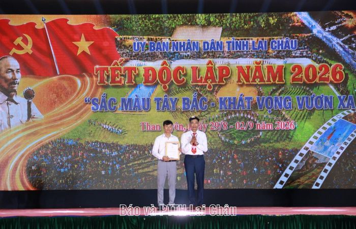 ... trao giải khuyến khích - hạng mục 1 cho Trường THCS Than Uyên.