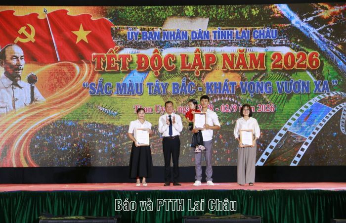 ... trao giải ba cho các đơn vị, cá nhân tham gia cuộc thi.