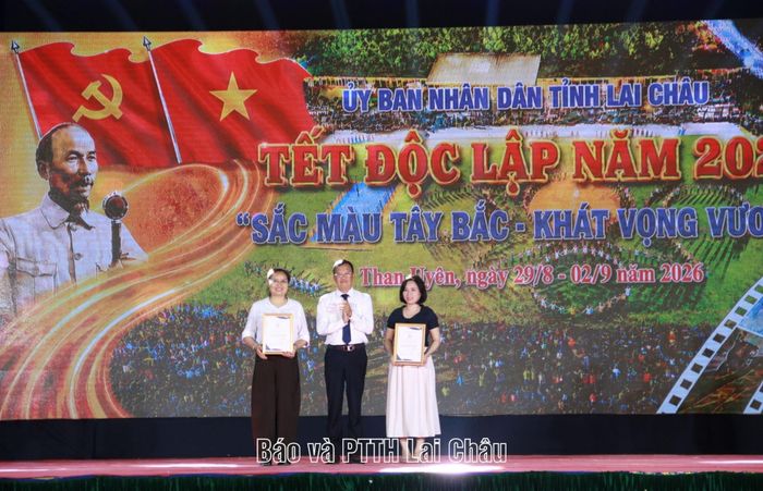 ... trao giải nhì - hạng mục 1 cho Trường Mầm non Mường Than và Trường Mầm non Than Uyên.