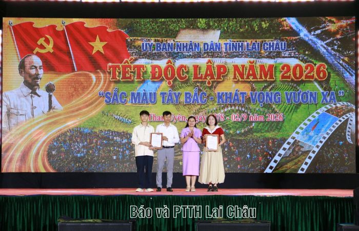 Lãnh đạo xã Than Uyên trao giải nhì cho các đơn vị, cá nhân tham gia cuộc thi.