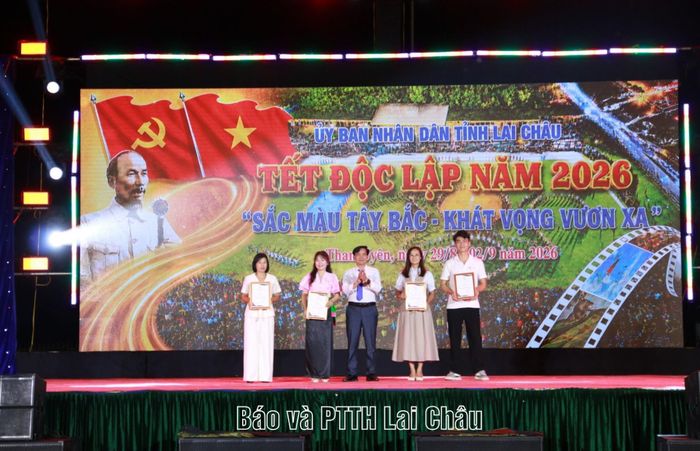 ... trao giải khuyến khích cho các đơn vị, cá nhân tham gia cuộc thi.