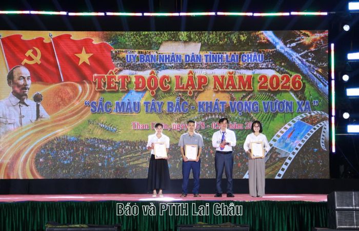 ... trao giải ba - hạng mục 1 cho Trường Tiểu học Mường Than, Trường Tiểu học Than Uyên và Trường Mầm non Hua Nà.