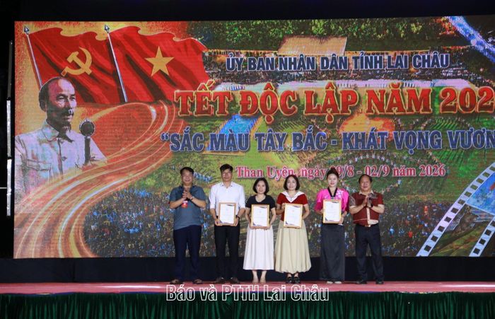 Các đồng chí: Tống Thanh Hải - Phó Chủ tịch Thường trực UBND tỉnh; Lò Văn Nhung - Bí thư Đảng ủy xã Than Uyên trao giải cho hạng mục 2 cho các đơn vị, cá nhân tham gia.