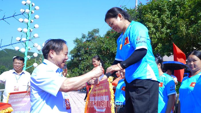 Đồng chí Tống Thanh Hải – Phó Chủ tịch Thường trực UBND tỉnh trao giải cho đội xuất sắc.