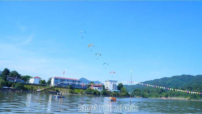 Màn tranh tài dưới nước hòa cùng sắc màu dù lượn.