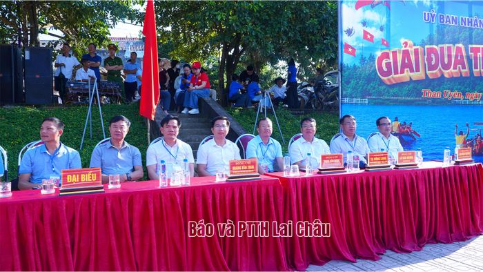 Các đại biểu tham dự Giải đua thuyền đuôi én.