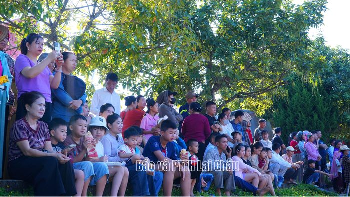 Đông đảo người dân, du khách có mặt cổ vũ, theo dõi giải.