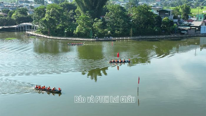 Không khí thi đấu sôi động tại Giải đua thuyền đuôi én.