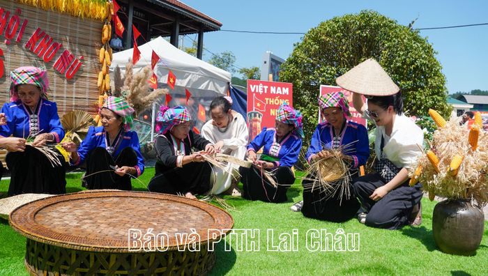 Du khách và nhân dân cùng trực tiếp trải nghiệm nghề thủ công mây tre đan truyền thống của đồng bào Khơ Mú.