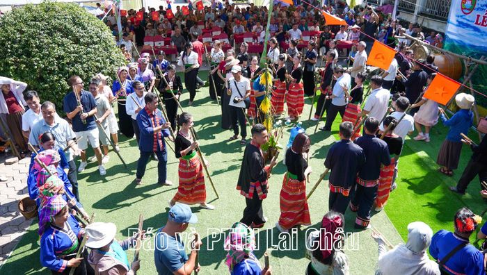 Các đại biểu cùng thực hiện nghi lễ phát lộc, điệu hát mừng cơm mới tại lễ hội.