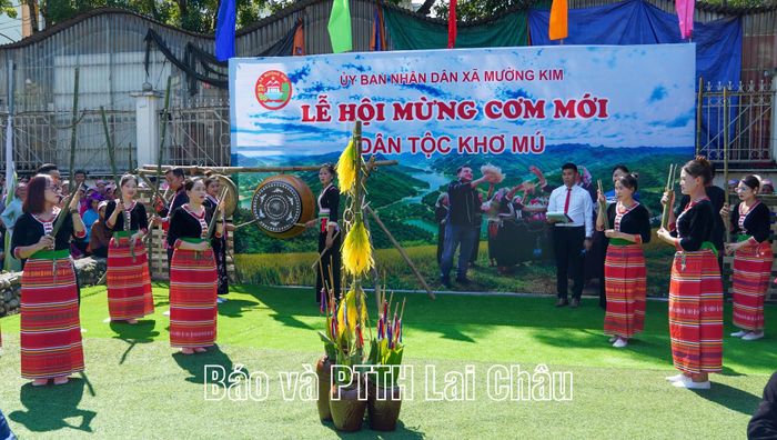 Nghi thức thỉnh mời tổ tiên tại lễ hội.