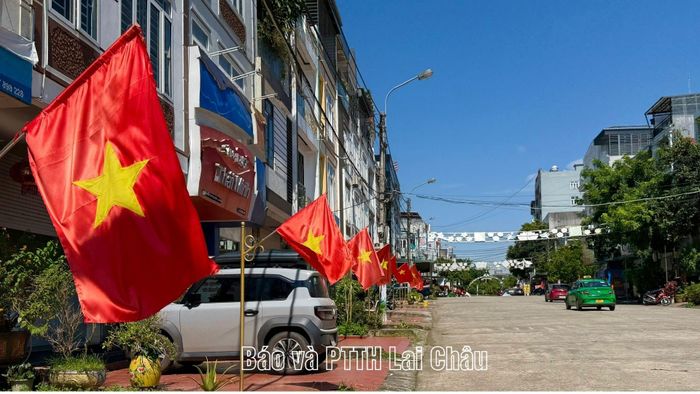 Lá cờ đỏ sao vàng trên nhiều tuyến đường tung bay trong gió.