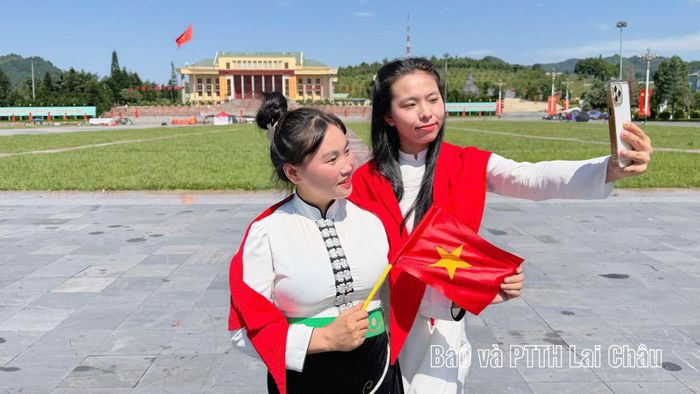 Nhân dân các dân tộc lưu lại những khoảnh khắc trong không khí rộn ràng của ngày Quốc khánh.
