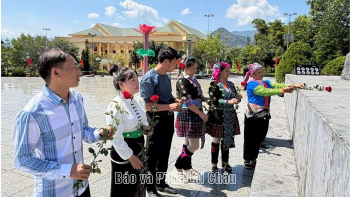 Người dân dâng hoa tại Tượng đài "Bác Hồ với đồng bào các dân tộc Lai Châu".