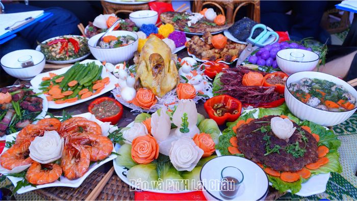 Mâm cơm với đa dạng món ăn mang đậm bản sắc dân tộc.