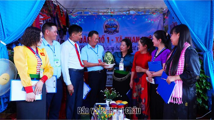 Ban Giám khảo chấm thi mâm cơm khách của Trường THCS Mường Than.