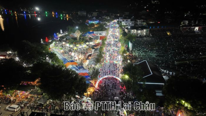 Tết Độc lập ở Than Uyên thu hút đông đảo người dân và du khách đến tham quan, trải nghiệm.