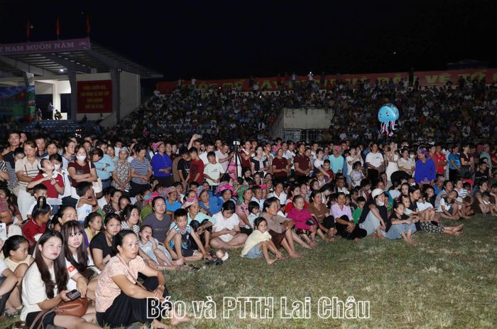 Đông đảo người dân đến xem chương trình nghệ thuật mừng Tết Độc lập.