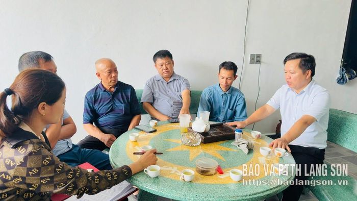 Cán bộ xã Hữu Lũng tuyên truyền, vận động các hộ dân di dời mộ phục vụ dự án Khu công nghiệp VSIP