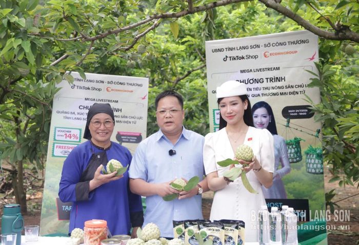 Ông Hoàng Xuân Hòa, Phó Bí thư Đảng ủy, Chủ tịch UBND xã Chi Lăng trực tiếp livestream tại phiên Mega livestream Chương trình quảng bá, xúc tiến tiêu thụ nông sản chủ lực tỉnh Lạng Sơn