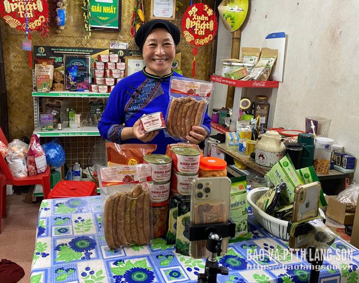 Bà Đặng Thị Thơ giới thiệu các sản phẩm địa phương trên nền tảng số
