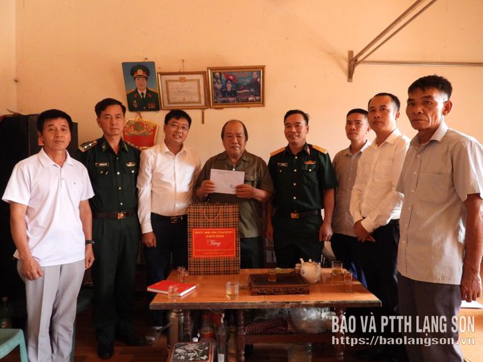 Lãnh đạo UBND xã Quốc Khánh tặng quà cho gia đình chính sách