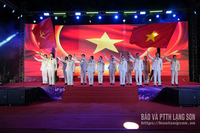 Tiết mục nghệ thuật trong chương trình "Vì bình yên nơi địa đầu Tổ quốc" Công an tỉnh phối hợp với Sở Văn hóa, Thể thao và Du lịch tổ chức tại Không gian Văn hóa đường Hùng Vương tối 15/8
