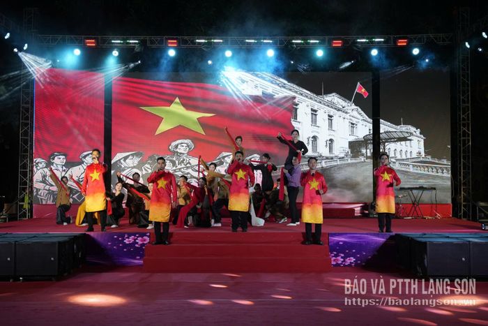 Tiết mục nghệ thuật trong chương trình "Vì bình yên nơi địa đầu Tổ quốc" Công an tỉnh phối hợp với Sở Văn hóa, Thể thao và Du lịch tổ chức tại Không gian Văn hóa đường Hùng Vương tối 15/8