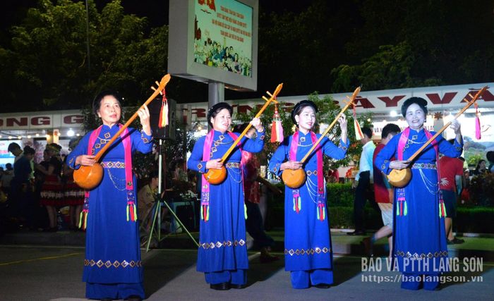 Tiết mục hát then - đàn tính do thành viên các câu lạc bộ trên địa bàn tỉnh biểu diễn tại Không gian Văn hóa đường Hùng Vương