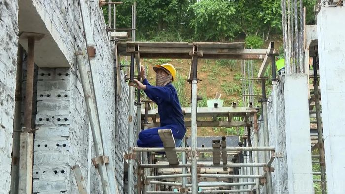 Không khí thi công tại công trình sửa chữa, cải tạo trụ sở làm việc của Đảng ủy, HĐND và UBND xã Yên Bình.