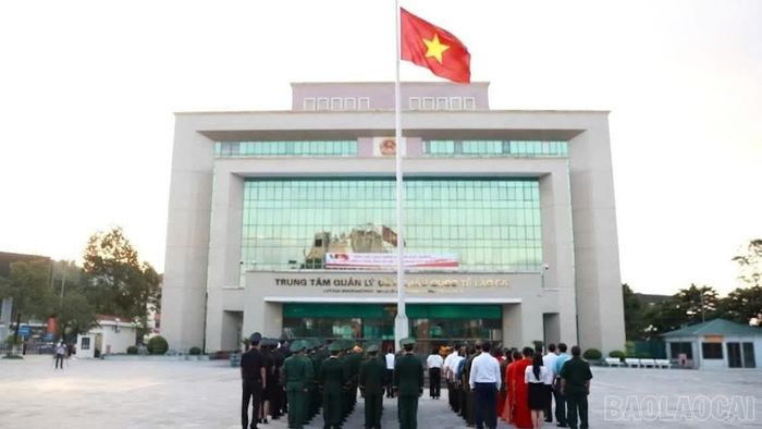 Cờ đỏ sao vàng tung bay nơi cửa ngõ biên giới trong Lễ chào cờ kỷ niệm 81 năm Quốc khánh nước Cộng hòa xã hội chủ nghĩa Việt Nam.