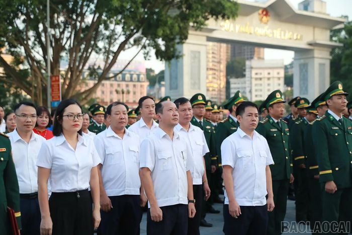 Cán bộ, chiến sĩ và các đại biểu trang nghiêm thực hiện nghi thức chào cờ trong buổi sáng 1/9 tại Cửa khẩu Quốc tế Lào Cai.