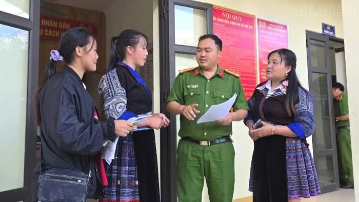 Trung tá Mùa A Vàng - Trưởng Công an xã Chế Tạo tuyên truyền về xây dựng xã không ma túy cho phụ nữ trên địa bàn.