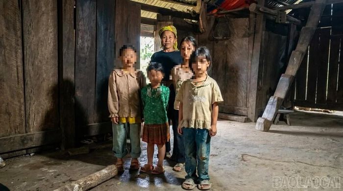 Vắng bố hoặc mẹ thì người thân là điểm tựa duy nhất của những đứa trẻ ở xã vùng cao Chế Tạo.