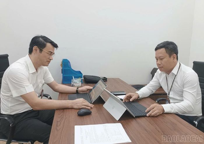 Lãnh đạo Chi cục Chất lượng và Phát triển nông thôn tỉnh Lào Cai trực tại cửa khẩu, kịp thời nắm bắt và giải quyết những vướng mắc phát sinh trong ngày đầu tiếp nhận nhiệm vụ.