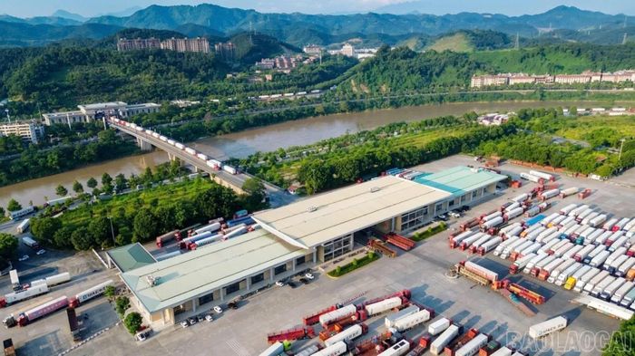 Hoạt động xuất nhập khẩu tại Cửa khẩu Quốc tế đường bộ số II Kim Thành diễn ra ổn định trong ngày đầu phân cấp kiểm tra nhà nước về an toàn thực phẩm.